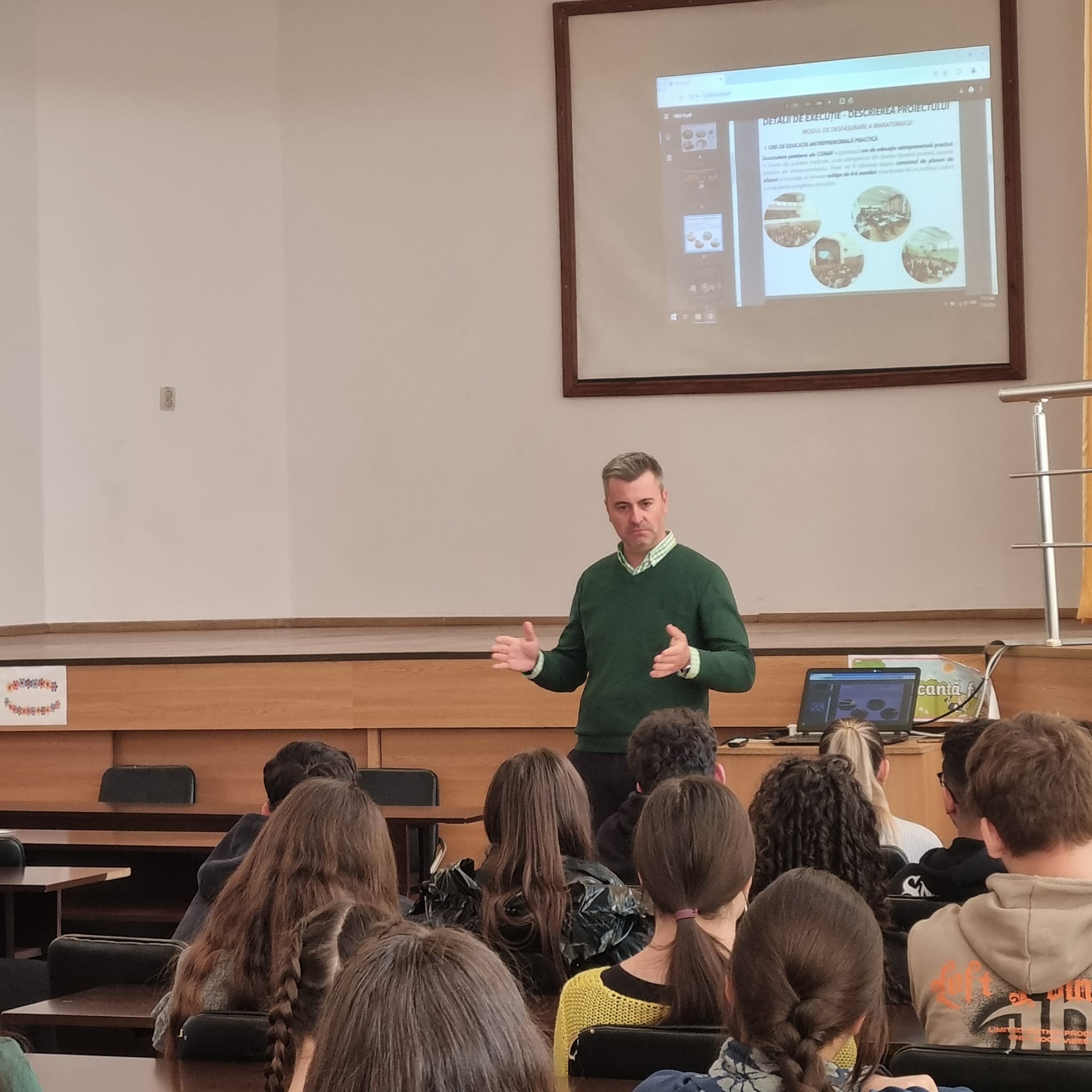 Florin Hahui (HH Cepsind) explică în fața elevilor la Maratonul pentru Educație Antreprenorială, Colegiul „Nicolae Iorga” Brăila