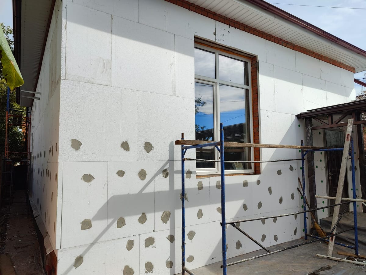 Fațadă izolată cu plăci EPS POLYSTONE și dibluri mecanice tencuite