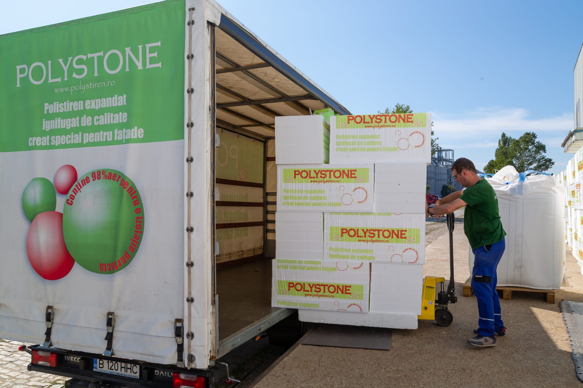 Camion POLYSTONE încărcat cu baxuri de plăci EPS la fabrica HH Cepsind din Brăila